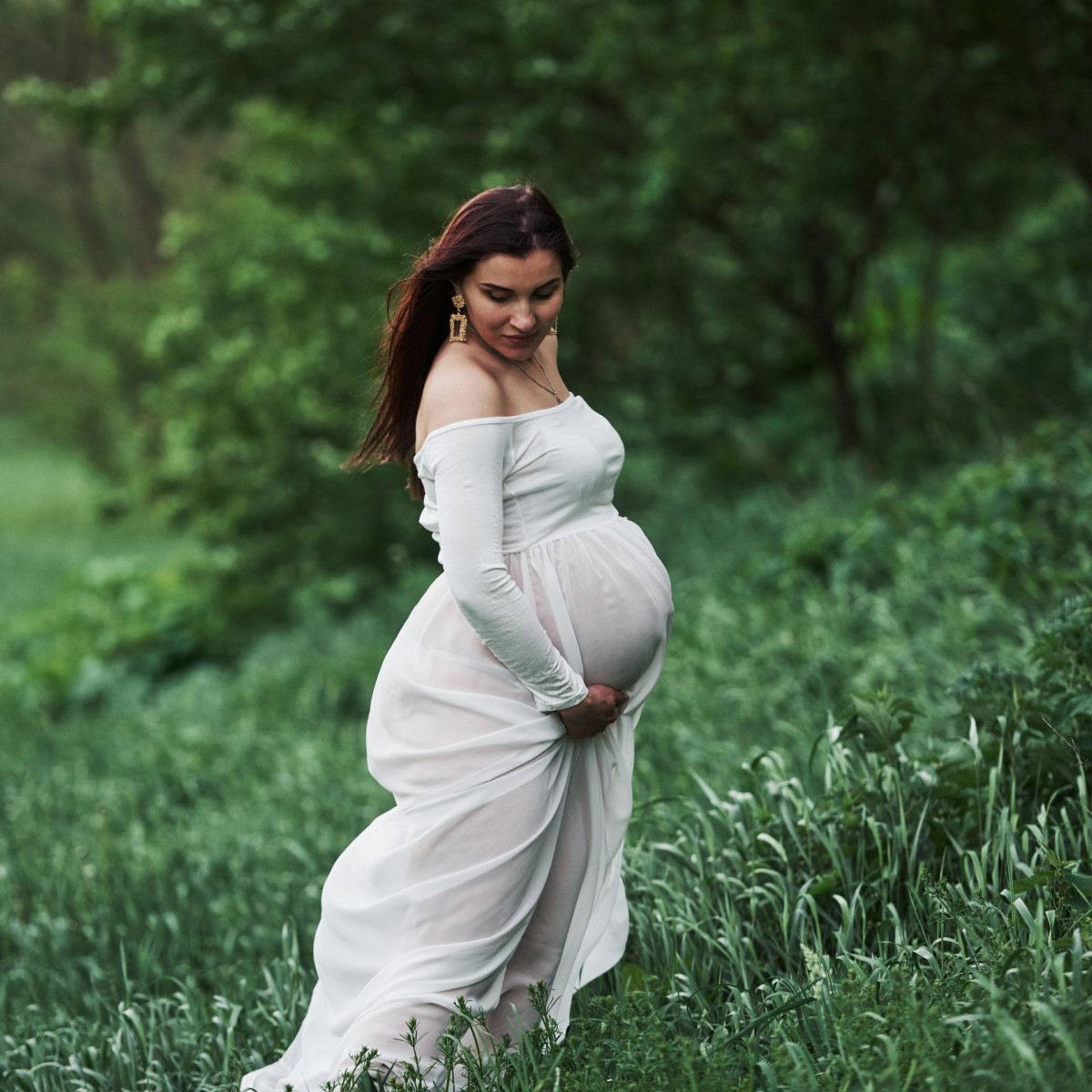 standing-grass-beautiful-pregnant-woman-dress-have-walk-outdoors-positive-brunette (1)